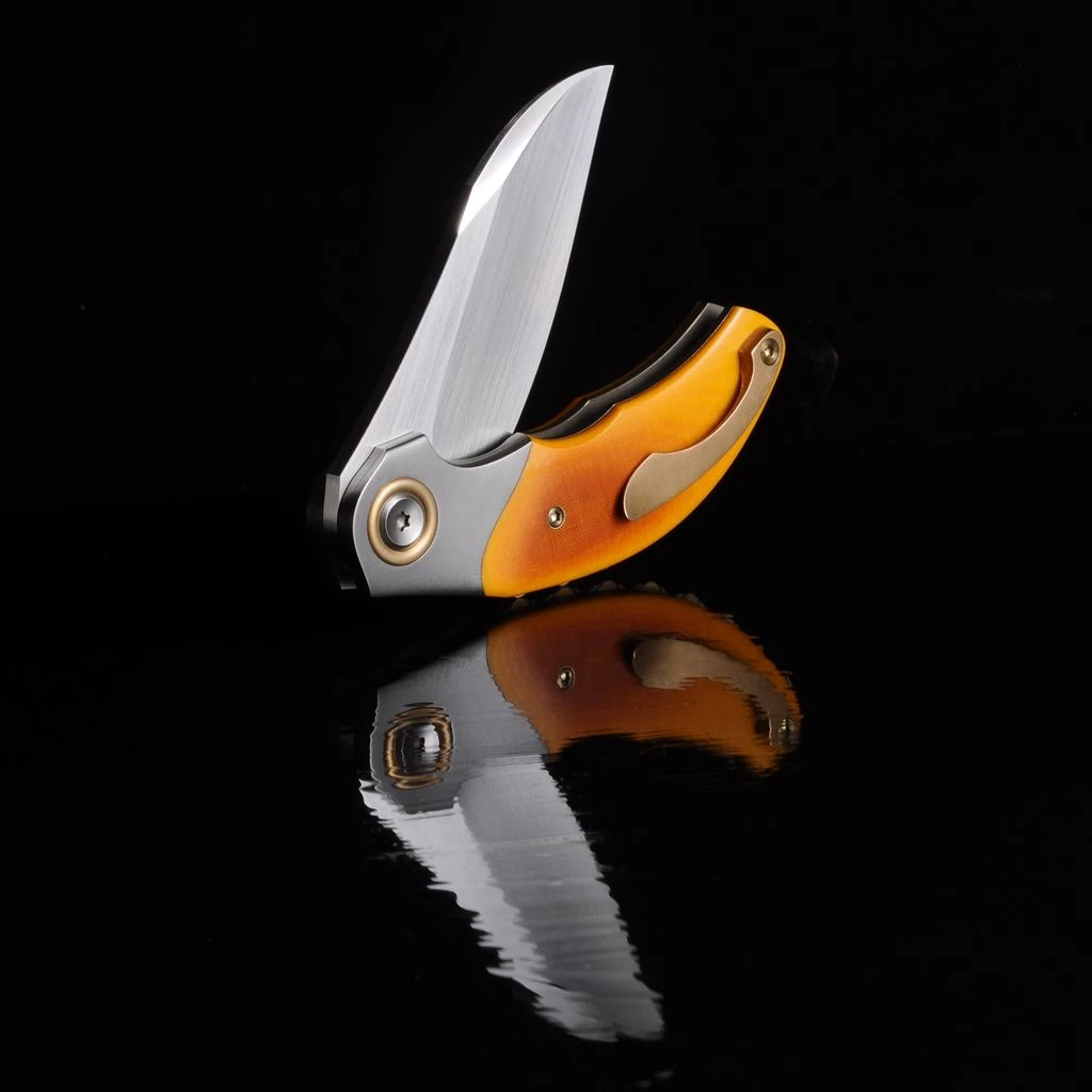Coltello santoku Artemis modello Aria con lama al carbonio e manico in frassino